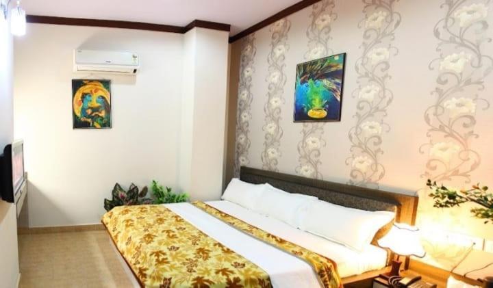 Hotel R M Plaza
